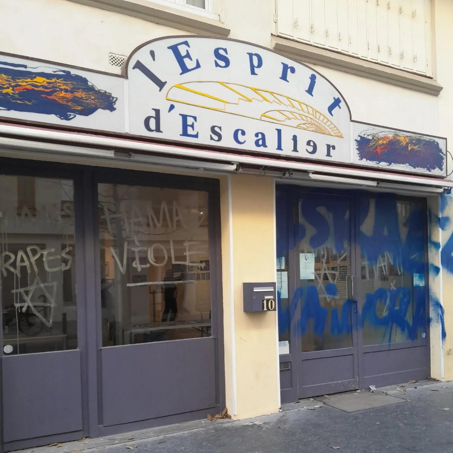 « Israël vaincra » : à Paris, la Galerie Esprit d’Escalier vandalisée en pleine exposition d&rsquo;œuvres d&rsquo;artistes Palestiniens