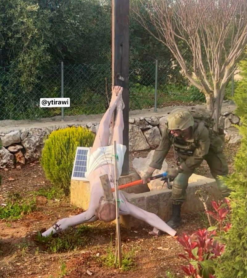 « Honteux et dégradant » : Israël condamne la profanation d’un crucifix par un de ses soldats dans le sud du Liban : Aprés avoir assassiné plus de 70.000 palestinienEs ils s&rsquo;offusquent d&rsquo;une statue brisée : HYPOCRITES !