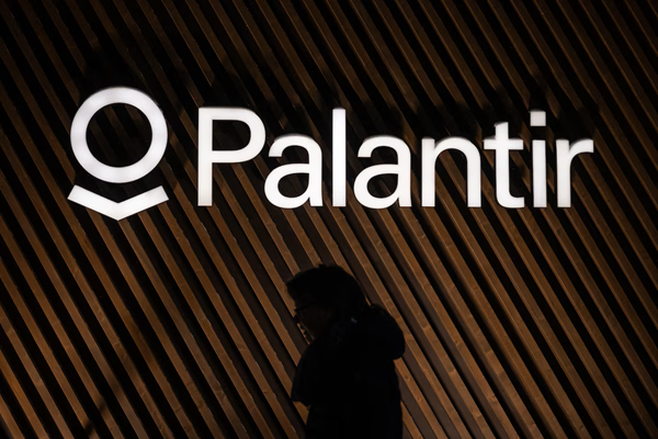 « stop à l&rsquo;expansion de Palantir en Europe »