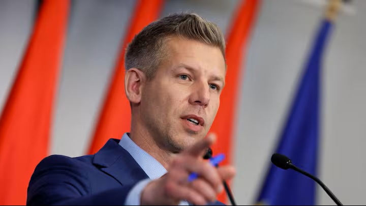 Le Premier Ministre, élu de Hongrie arrête la sortie de la CPI, laisse entrevoir l&rsquo;arrestation de Netanyahu