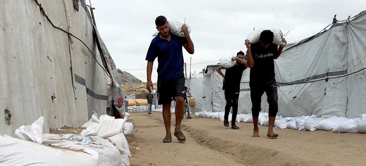 À Gaza, des sacs de sable pour tenir tête aux inondations